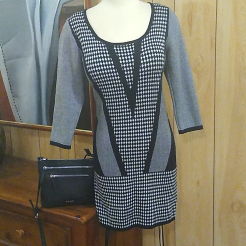 Dress knitted with 3/4 length sleeves